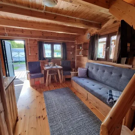 펜션 Apartamentowe Domki Drewniane Colorado 카르비아